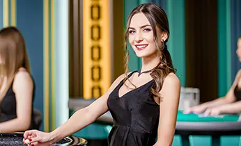 Sân quần vợt với vợt và bóng đang bay